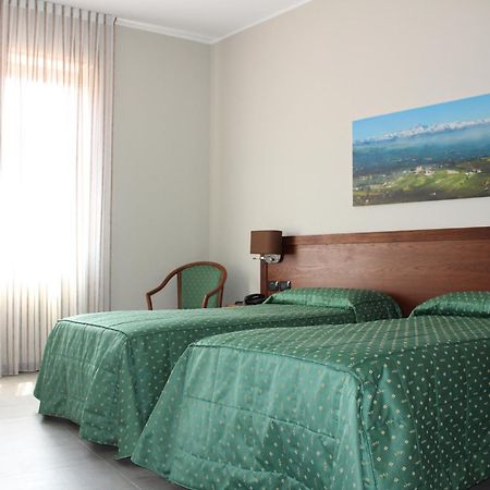 Hotel Il Grappolo D'Oro Monforte dʼAlba Екстериор снимка