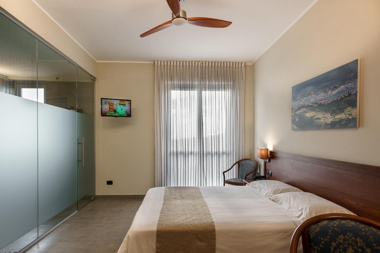 Hotel Il Grappolo D'Oro Monforte dʼAlba Екстериор снимка