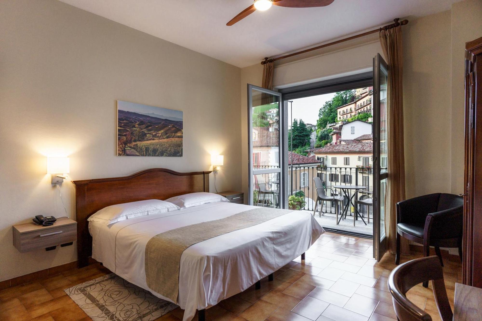 Hotel Il Grappolo D'Oro Monforte dʼAlba Екстериор снимка