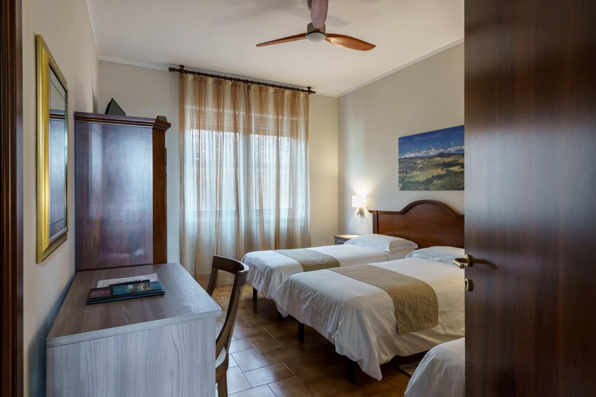 Hotel Il Grappolo D'Oro Monforte dʼAlba Екстериор снимка